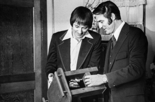 Bị chia cắt 39 năm từ lúc lọt lòng, cặp song sinh sống cuộc đời giống nhau đến lạ lùng