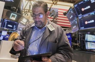Phố Wall điều chỉnh sau đỉnh lịch sử, nhà đầu tư thận trọng trước rủi ro chính sách