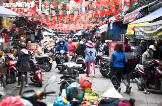 Bỏ chục tỷ đồng mua nhà, sống khổ giữa nhan nhản chợ cóc, quán ăn