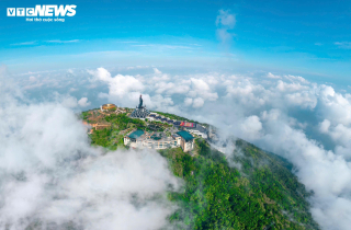 Lên độ cao gần 1.000m xin chữ ông đồ, chụp hình Tết