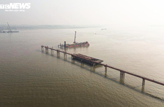 Cận cảnh công trường thi công cầu Thượng Cát hơn 7.300 tỷ đồng bắc qua sông Hồng