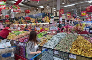 Người dùng đổi hướng mua sắm online, các nhà bán lẻ vẫn đua nhau mở siêu thị