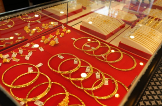 Giá vàng hôm nay 19/1: Nhà đầu tư chốt lời, vàng chững lại