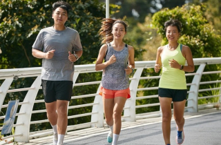 Vừa chạy bộ vừa họp với khách hàng - trào lưu mới của dân văn phòng Trung Quốc