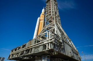 NASA đưa tên lửa Artemis II ra bệ phóng chuẩn bị cho sứ mệnh Mặt Trăng