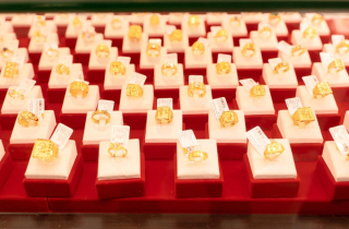 Giá vàng hôm nay 21/1: Lập đỉnh cao chưa từng có, vượt 4.700 USD/ounce