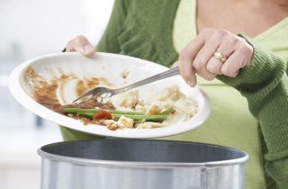 4 loại thức ăn thừa nên vứt đi ngay, tiếc của ăn vào cẩn thận ung thư 'gõ cửa'