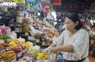 Tiểu thương chợ truyền thống 'làm mới mình' để giữ khách
