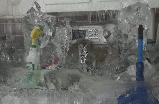 Chủ 'khóc ròng' khi thấy nhà thành 'lâu đài băng' do người thuê tiết kiệm điện