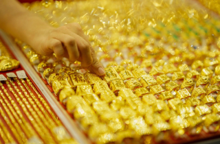 Giá vàng tăng dựng đứng, vượt xa mọi dự báo: Yếu tố nào đang tiếp sức?