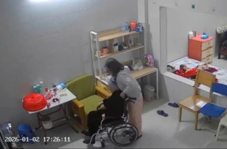 Tạm giữ nữ giúp việc bạo hành cụ bà 90 tuổi, ngồi xe lăn ở Hà Nội