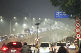 Ô nhiễm không khí trở lại, bầu trời Hà Nội mù mịt từ sáng đến tối