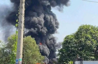 Cháy xưởng ở TP.HCM, 8 nhà dân bị ảnh hưởng