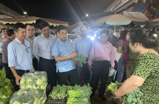 Trái cây, rau củ, hoa Tết bắt đầu nhích giá