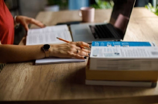 Nghề biên dịch chật vật trước 'cơn bão' AI