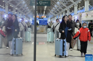 Làn sóng đi lại dịp Tết Nguyên đán ở Trung Quốc lập kỷ lục mới