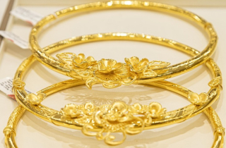 Giá vàng hôm nay 3/2: Tiếp tục lao dốc không phanh