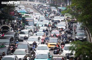 Giáp Tết, người Hà Nội chật vật di chuyển giữa cảnh ùn tắc từ sáng đến đêm