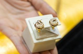 Giá vàng hôm nay 5/2: Tiếp tục tăng, tiến sát 5.000 USD/ounce