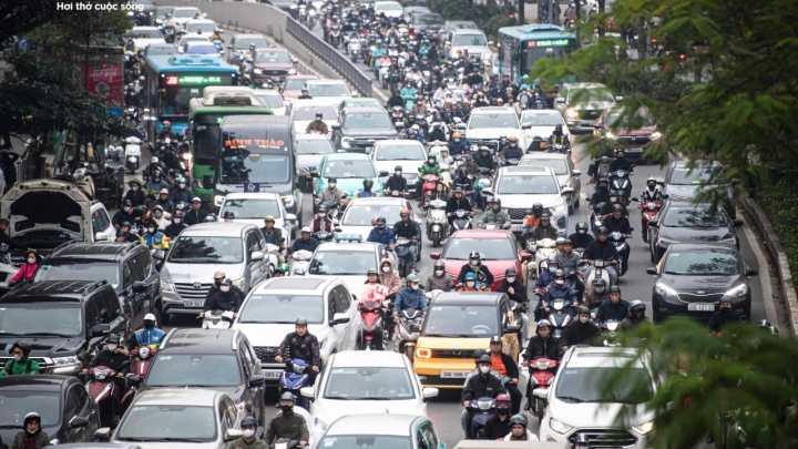 Giáp Tết, người Hà Nội chật vật di chuyển giữa cảnh ùn tắc từ sáng đến đêm