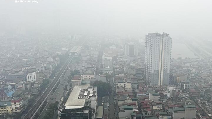 Sương mù kèm bụi mịn dày đặc, không khí Hà Nội ô nhiễm thứ 2 thế giới