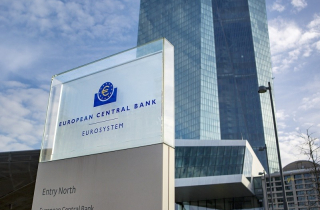 Động thái tiếp theo của NHTW châu Âu là tăng hay giảm lãi suất?