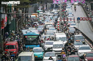 Cận Tết, ô tô chiếm trọn 6 làn đường Hà Nội, xe máy ‘leo’ vỉa hè né tắc