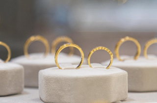 Giá vàng hôm nay 6/2: Quay đầu lao dốc, 'bốc hơi' hơn 200 USD/ounce