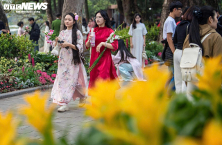 Thiếu nữ Hà Nội diện áo dài, chụp ảnh bên hồ Gươm dịp cuối năm