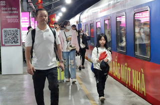 Hôm nay vào cao điểm đưa đón Tết, TP.HCM huy động lượng tàu xe kỷ lục