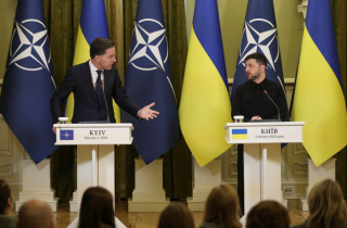 Vì sao đồng minh dè dặt với cam kết 'kiểu NATO' của Mỹ hậu xung đột Ukraine?