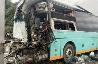 Bốn ô tô tông liên hoàn trên cao tốc Vân Phong - Nha Trang