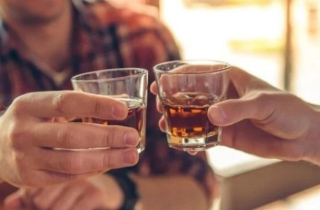 Uống 1-2 chén rượu, sau bao lâu thì hết nồng độ cồn trong hơi thở?