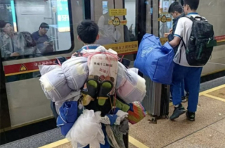 Trung Quốc: Học sinh gói hành lý, vác cả 'gia tài' về ăn Tết