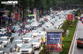 Người Hà Nội đổ ra đường sắm Tết, giao thông kẹt cứng từ sáng sớm