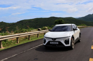 VinFast VF 7 chạy đường trường: Đường xấu chạy vô tư, rộng rãi, sạc tiện lợi