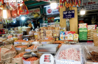 Người dân TP.HCM tất bật mua bánh mứt, tôm cá khô làm quà biếu Tết
