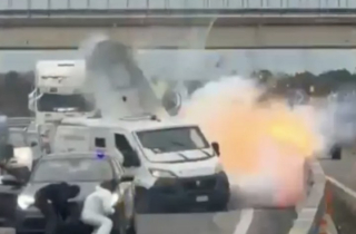 Băng cướp kích nổ xe bọc thép, đấu súng giữa quốc lộ Italy